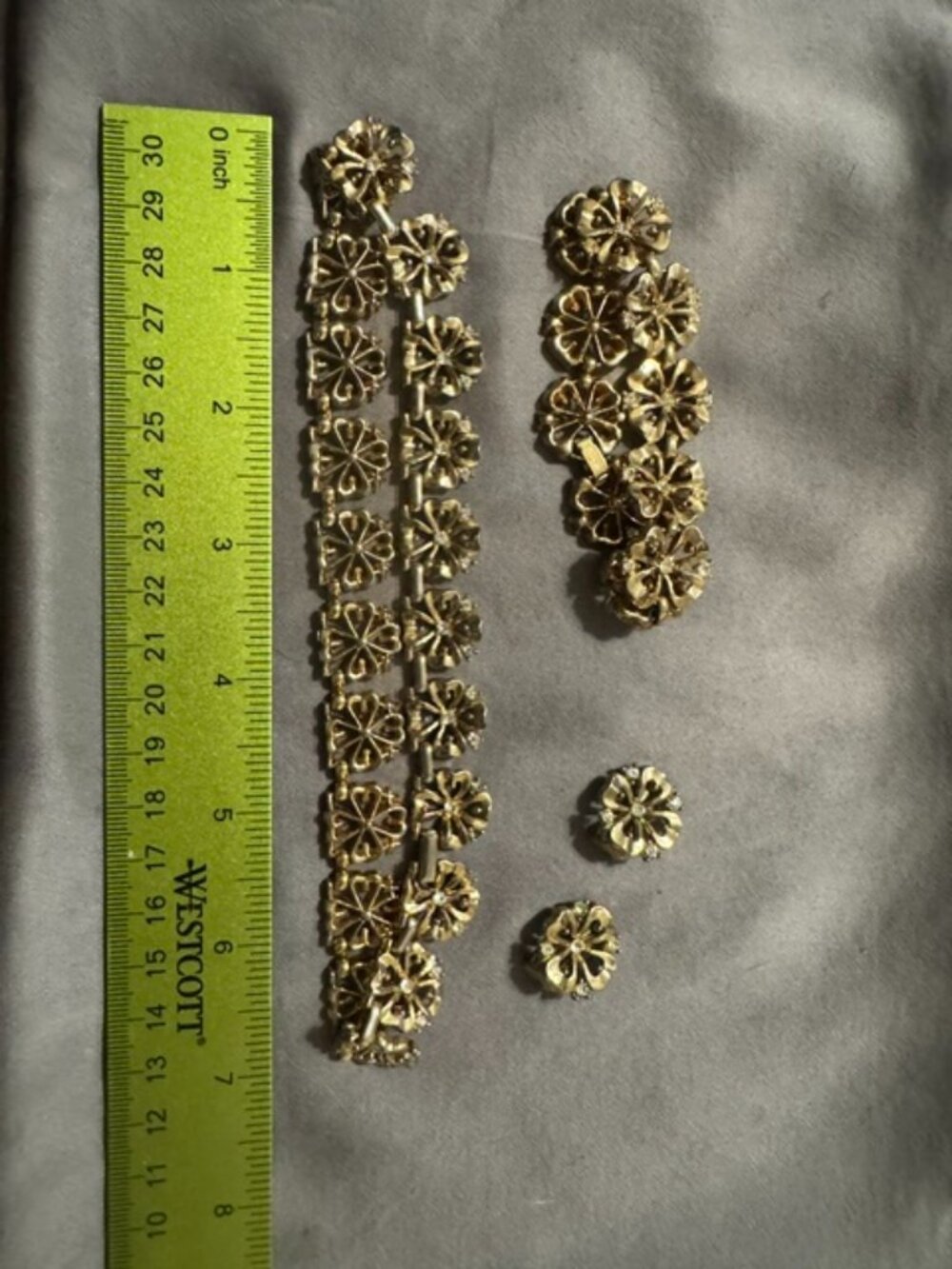 A set of vintage gold jewery.
